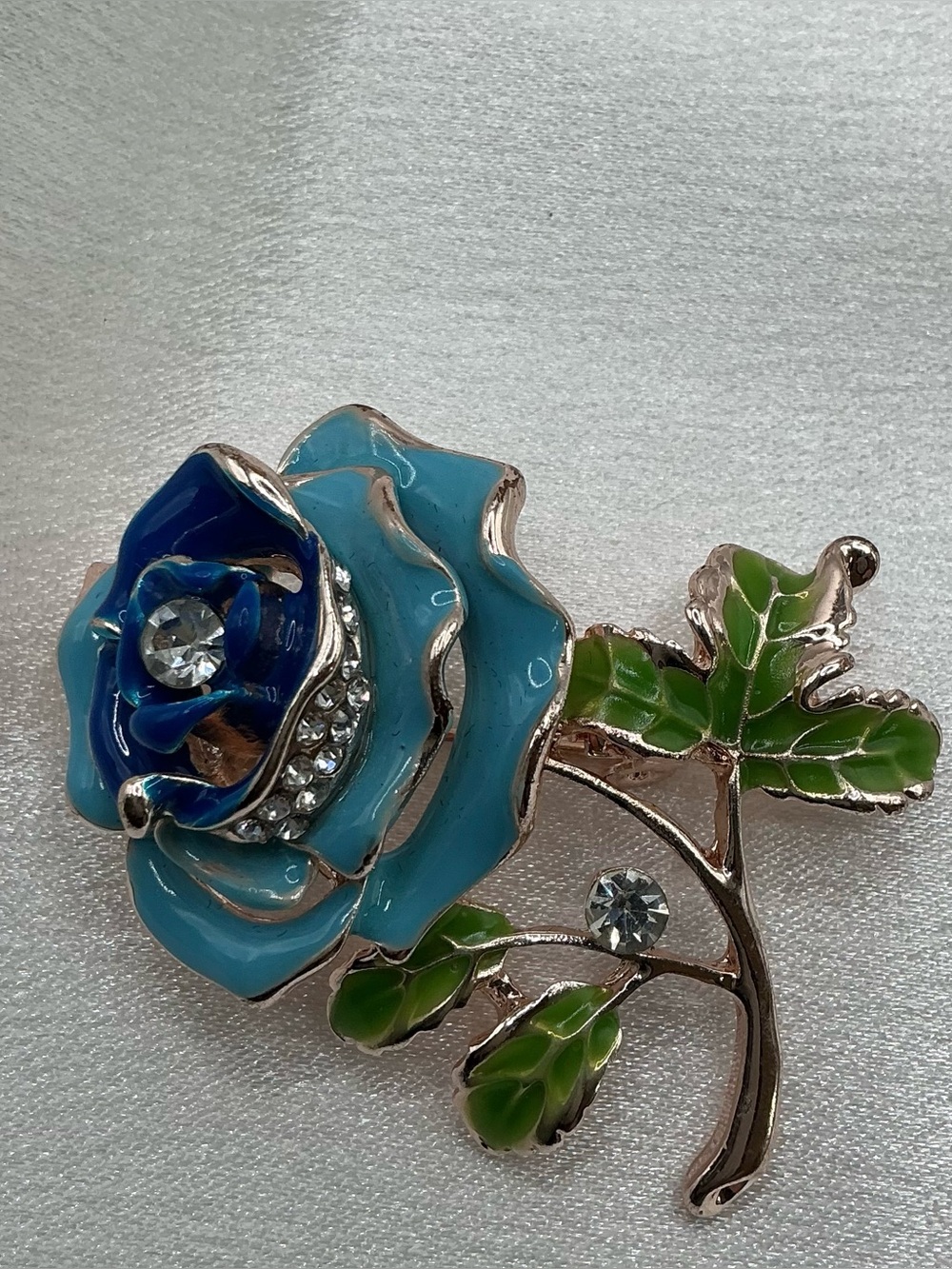 DAINTY BLUE ENAMEL ROSE BROOCH WITH RHINESTONE ACCENTS NWOT